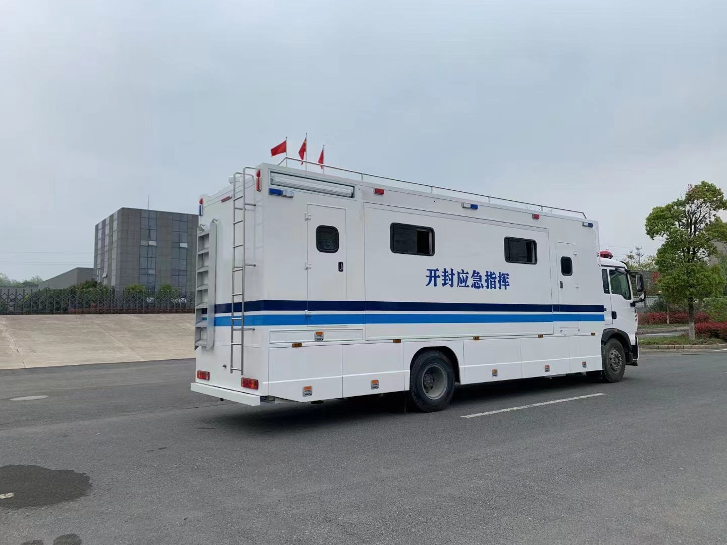 重汽汕德卡 打造应急救援指挥的移动堡垒