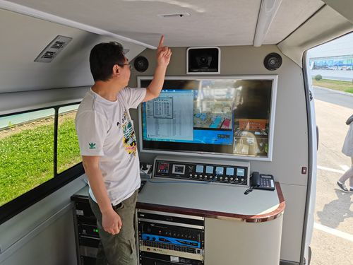 地震应急指挥车与市民互动 情景模拟中的生命安全课
